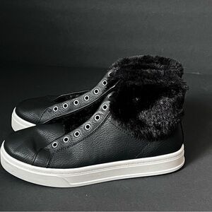 Koolaburra by UGG Women's Sundell Fuzz Chukka Sneaker, Black, Size 7.5